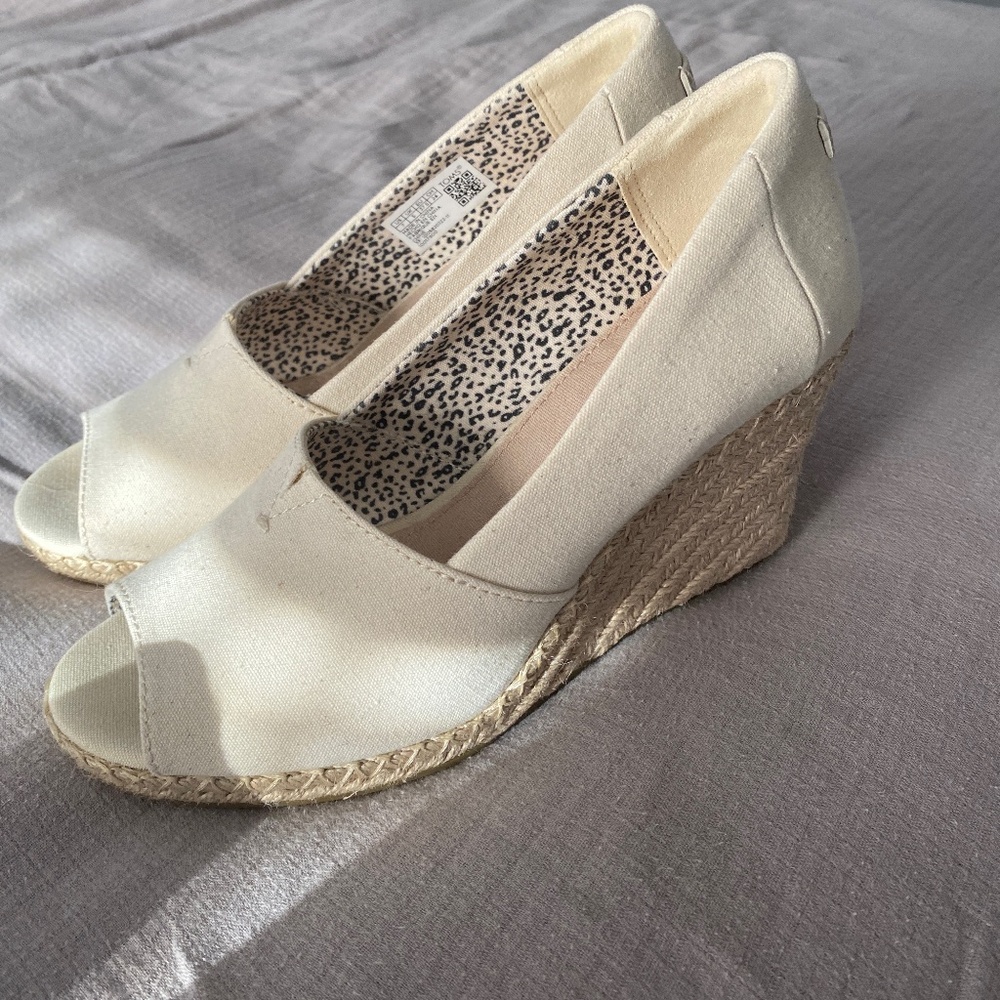 Tom’s Wedge (beige) NWOT